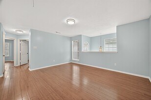 6710 Bellaire Gardens Dr in Houston, TX - Building Photo