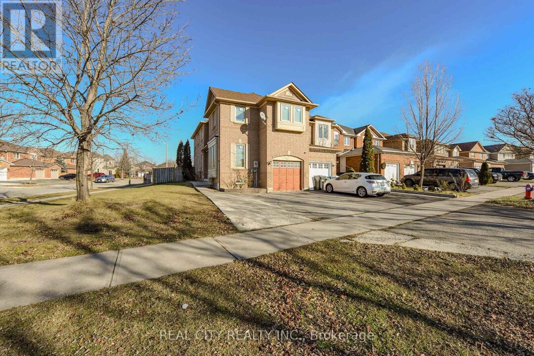 7020 Black Walnut Trail in Mississauga, ON - Building Photo