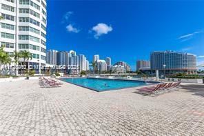 905 Brickell Bay Dr in Miami, FL - Foto de edificio - Building Photo