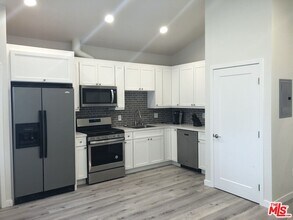 6140 W 74th St in Los Angeles, CA - Foto de edificio - Building Photo