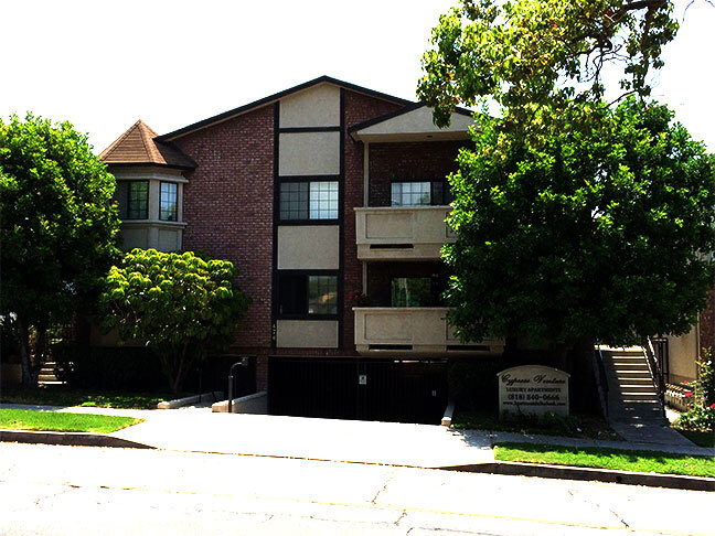 476 E Cypress Ave in Burbank, CA - Building Photo