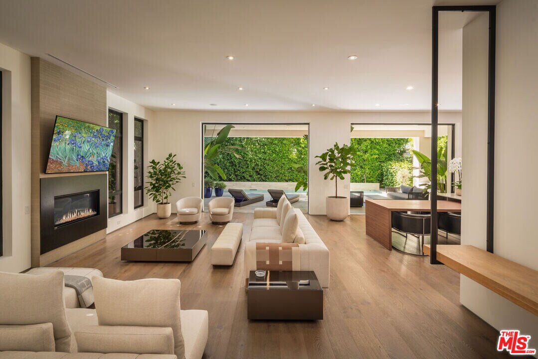 333 Croft Ave in Los Angeles, CA - Building Photo