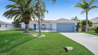310 SE 27th Terrace in Cape Coral, FL - Building Photo