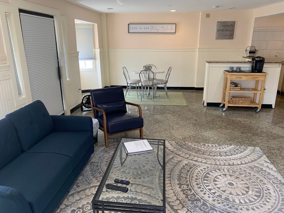572 Main St, Unit 3 in Hyannis, MA - Building Photo