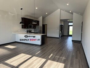 561 W Crystal St in Ames, IA - Building Photo - Building Photo