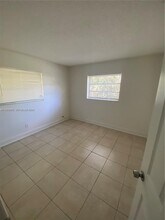 933 NE 38th St in Oakland Park, FL - Building Photo - Building Photo