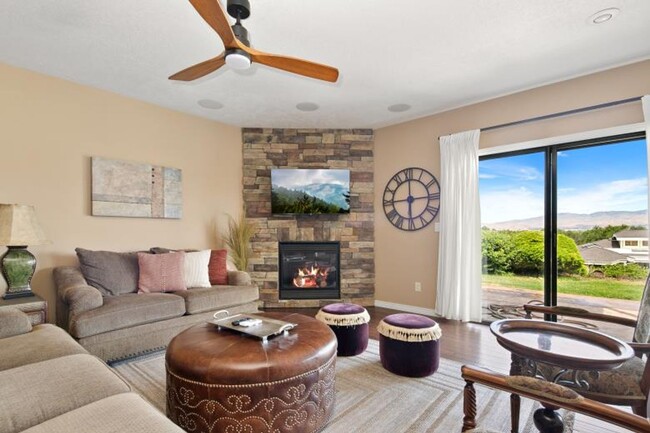 property at 3200 W Catalina Ln