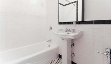 19 St Marks Pl-Unit -#C5 in New York, NY - Building Photo - Building Photo