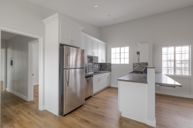 10202-10206 S 10th Ave, LLC in Inglewood, CA - Building Photo - Interior Photo