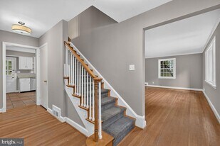 7215 Rollingwood Dr in Chevy Chase, MD - Building Photo