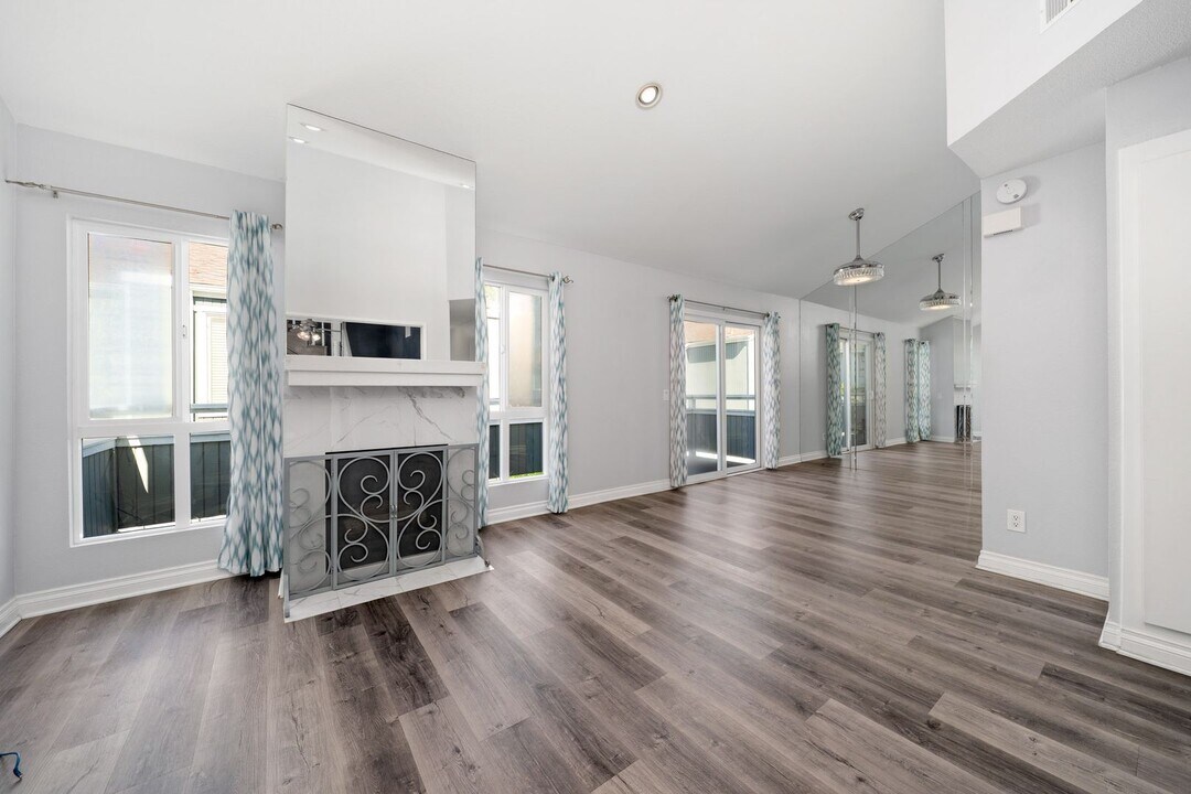24 Seaside Cir in Newport Beach, CA - Building Photo
