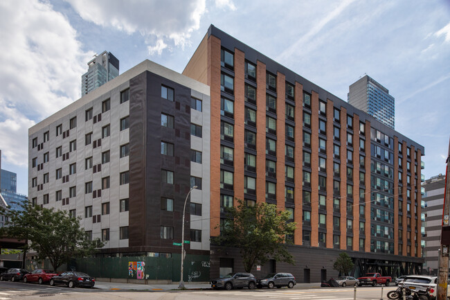 25-19 43rd Ave in Long Island City, NY - Foto de edificio - Building Photo