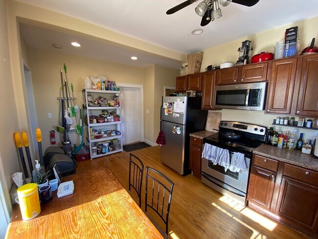 1 Victoria St, Unit 2 in Somerville, MA - Building Photo - Building Photo