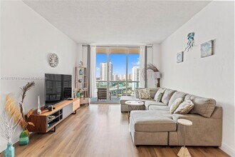 19390 Collins Ave, Unit PH-7 in Sunny Isles Beach, FL - Building Photo - Building Photo