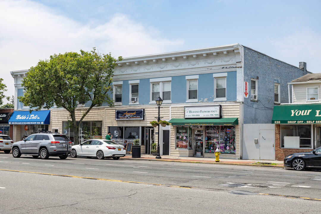 Amitville Flats in Amityville, NY - Building Photo