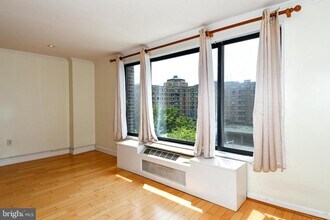 2501 Calvert St NW in Washington, DC - Building Photo - Building Photo