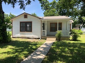 342 Cottage St in Kerrville, TX - Building Photo