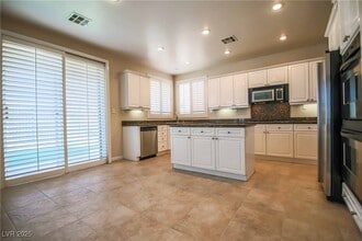 2894 Carmelo Dr in Henderson, NV - Foto de edificio - Building Photo