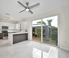 10253 NW 32nd Ter in Doral, FL - Building Photo