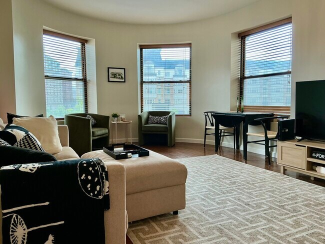 636 Beacon St, Unit 303 in Boston, MA - Building Photo - Building Photo