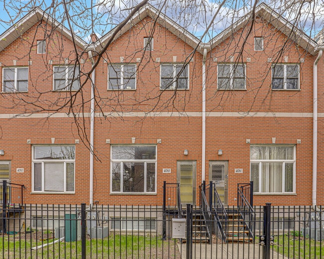 4879 N Winthrop Ave in Chicago, IL - Building Photo - Building Photo