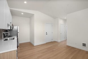 8417 SW 24th Ave in Portland, OR - Building Photo