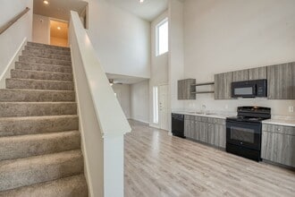 Miramonte Single Living in Stafford, TX - Building Photo - Building Photo
