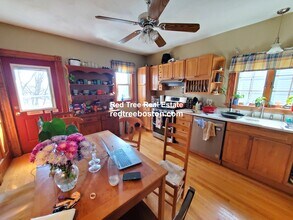 121 Lowell St, Unit 2 in Somerville, MA - Building Photo - Building Photo