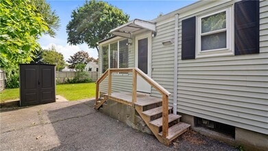 92 Falcon Ave in Warwick, RI - Building Photo - Building Photo