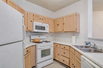 14313 Climbing Rose Way, Unit 305 in Centreville, VA - Foto de edificio - Building Photo