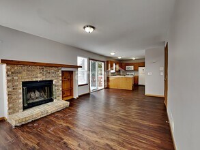 12 W Country Walk Dr in Round Lake Beach, IL - Foto de edificio - Building Photo