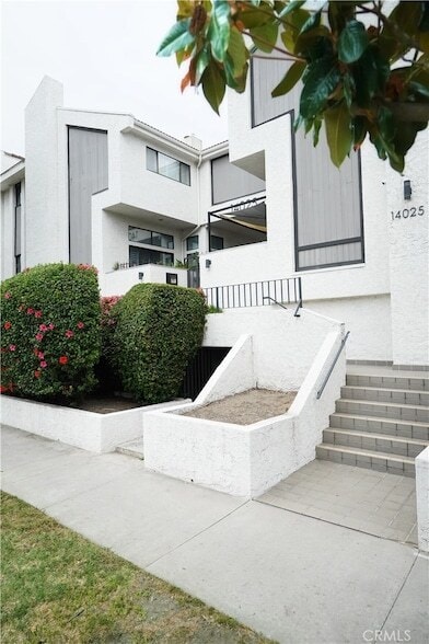 property at 14025 Riverside Dr