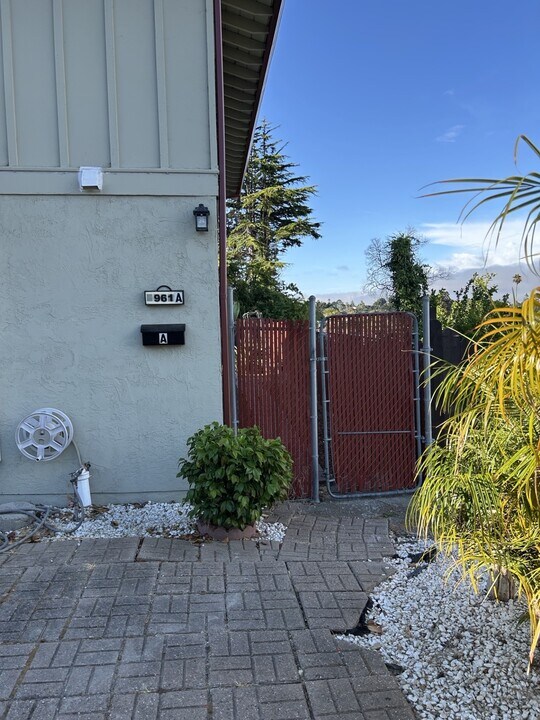 961 Barkley Ct, Unit A in Pinole, CA - Building Photo