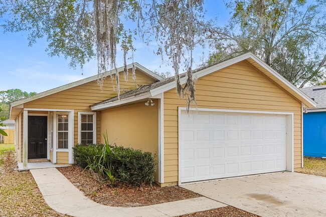 1321 Spruce St in Green Cove Springs, FL - Building Photo - Building Photo