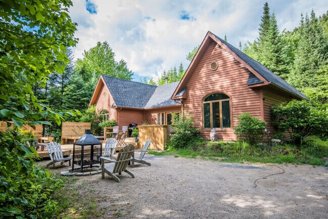 60 Chem. de la Paroi-Rocheuse in Lac-Supérieur, QC - Building Photo - Building Photo