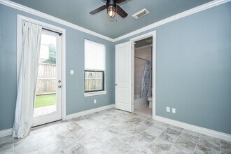 2222 Hilshire Lake Dr in Houston, TX - Building Photo - Building Photo