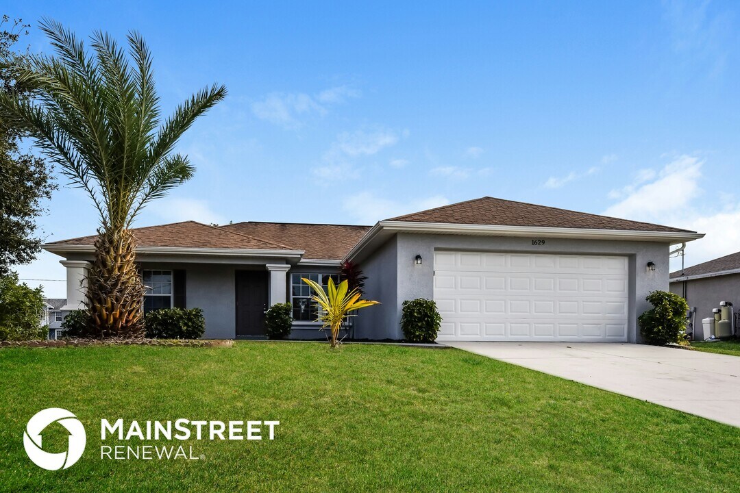 1629 NW 5th Pl in Cape Coral, FL - Foto de edificio