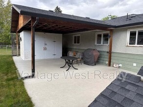 2242 Stillingfleet Rd in Kelowna, BC - Building Photo - Building Photo