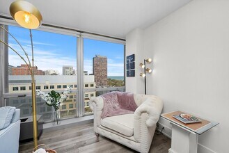 330 W Diversey Pkwy, Unit 1606 in Chicago, IL - Building Photo - Building Photo