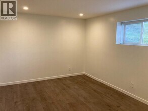 5704 Dundas St in Burnaby, BC - Building Photo - Building Photo