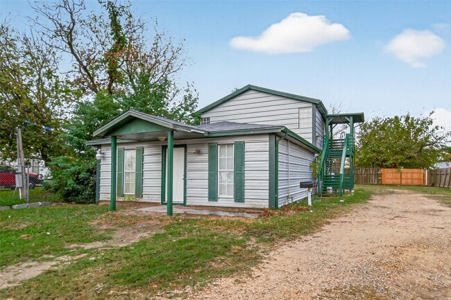 105 Clear Lake Rd in Highlands, TX - Building Photo - Building Photo