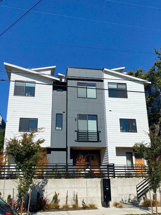 2644 NW 59th St in Seattle, WA - Building Photo
