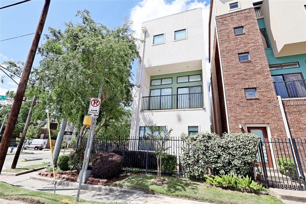 1320 Welch St in Houston, TX - Building Photo