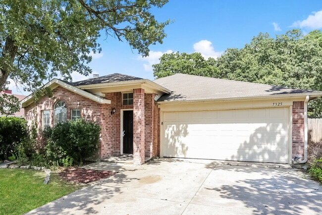 7325 Meadows Dr N in Forest Hill, TX - Building Photo - Building Photo