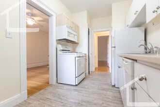 14 Alton Pl, Unit 5 in Brookline, MA - Building Photo - Building Photo