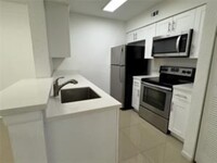 2810 N Oakland Forest Dr, Unit 106 in Oakland Park, FL - Building Photo - Building Photo