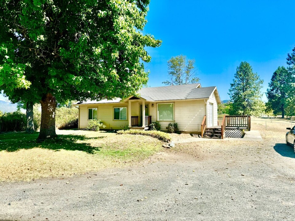 1149 Summer Ln in Grants Pass, OR - Building Photo