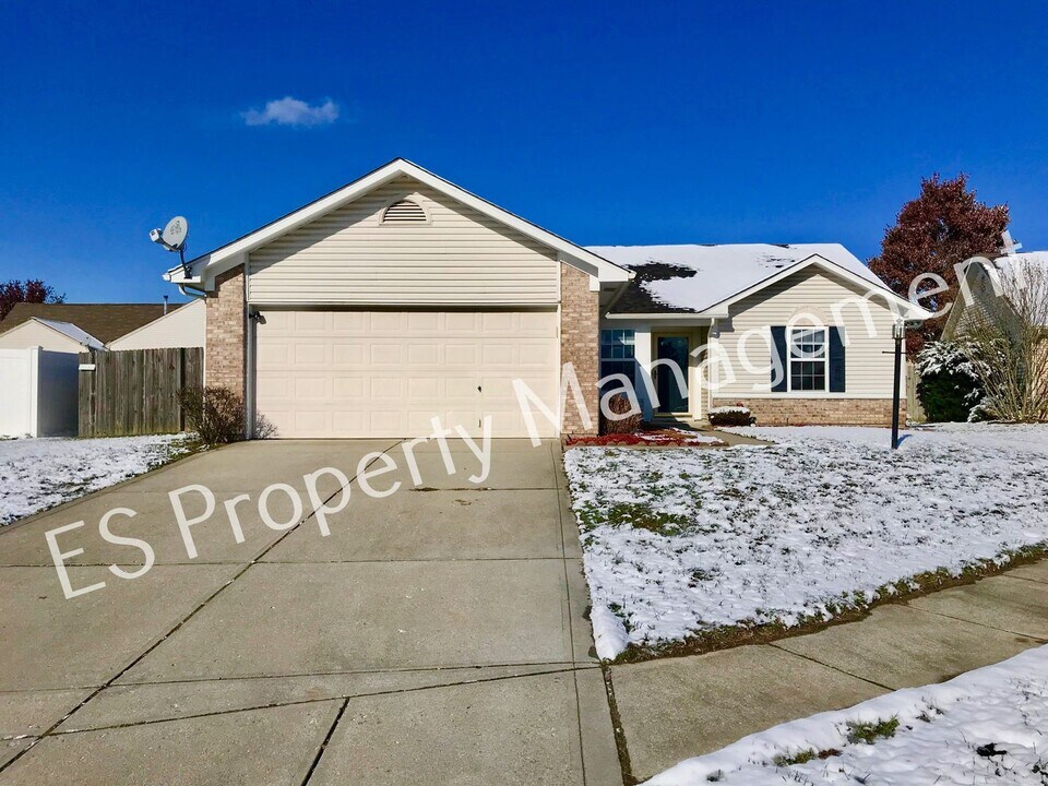 5742 Ashcroft Dr in Indianapolis, IN - Building Photo