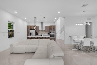 15540 NW 88th Ave in Miami Lakes, FL - Building Photo - Building Photo