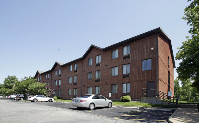 St. John Neumann Apartments in Jennings, MO - Foto de edificio - Building Photo